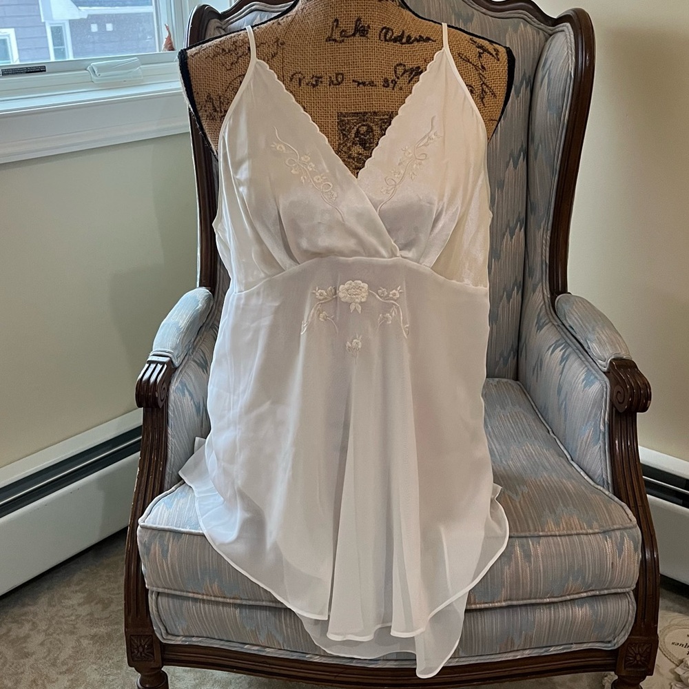 VTG 90’s Val Mode Ivory satin/chiffon Lingerie, Nighty-slip dress. 
Size Large.